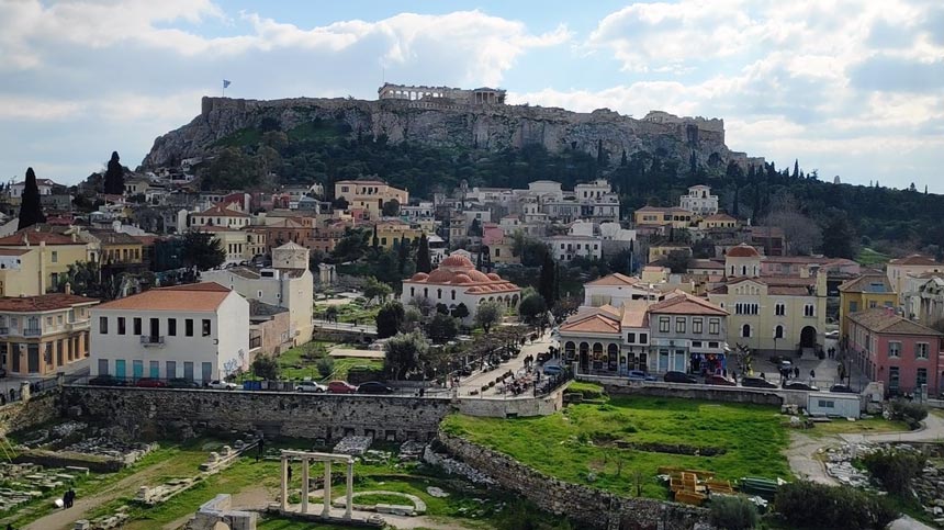 View of the Acropolis and the quarter of Plaka in Athens. Image by Velvet.