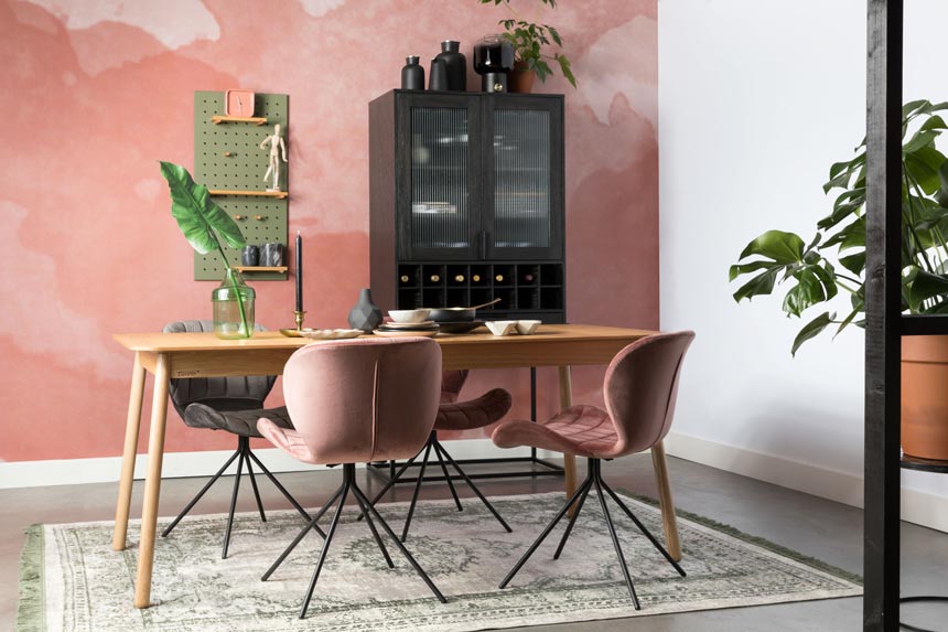 Interior Trends 2017: A dining room with a Ziegler area rug in soft blush pink hues and an accent pink wall. Image via Cuckooland.