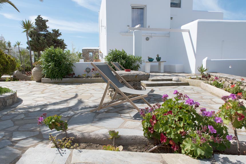 An outdoor patio in a typical cycladic housing complex in Mykonos. Image by Antonis Drakakis.