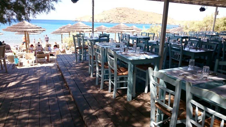 View of Delfini beach as you enter from the parking lot, through the taverna to make it to the beach with its sunbeds and sun umbrellas.