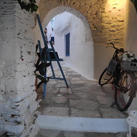 An old bike used as decor under an alley passage in Ano Syros. Image by Velvet.
