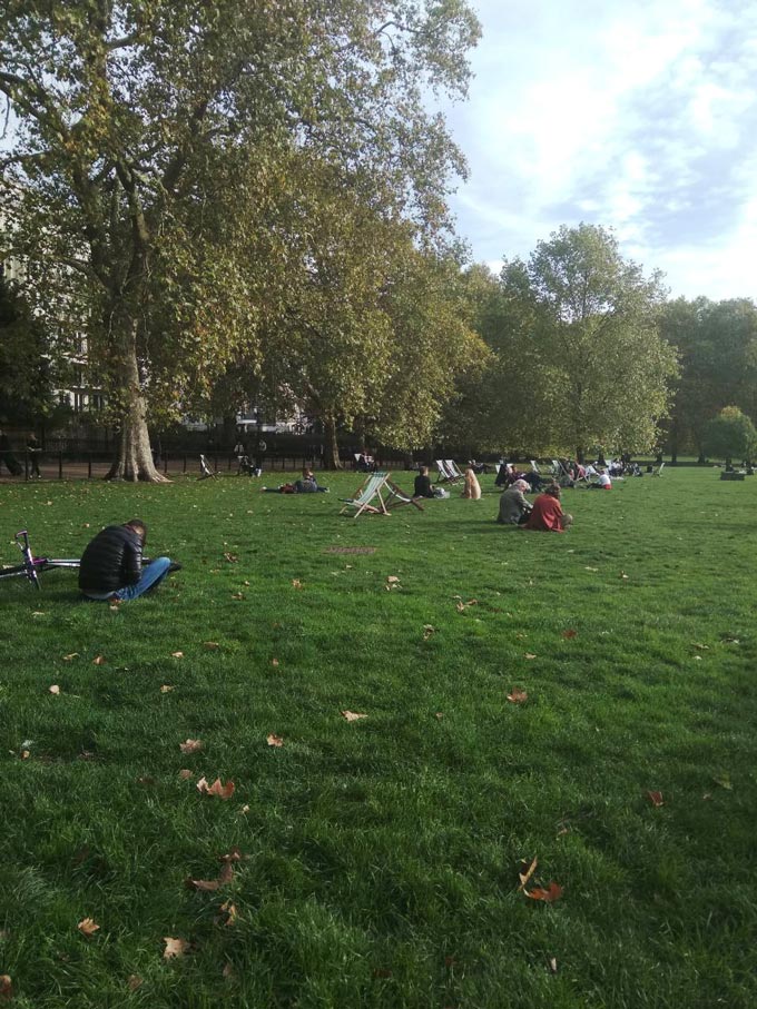 People sitting in a park during their leisure time in early fall. Image by Elisabeth.