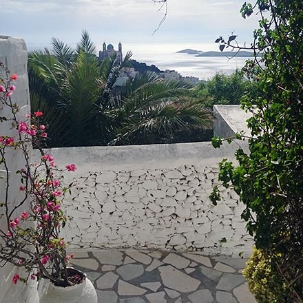 Sea view of the Aegean Sea from an alley in Ano Syros. Image by Velvet.