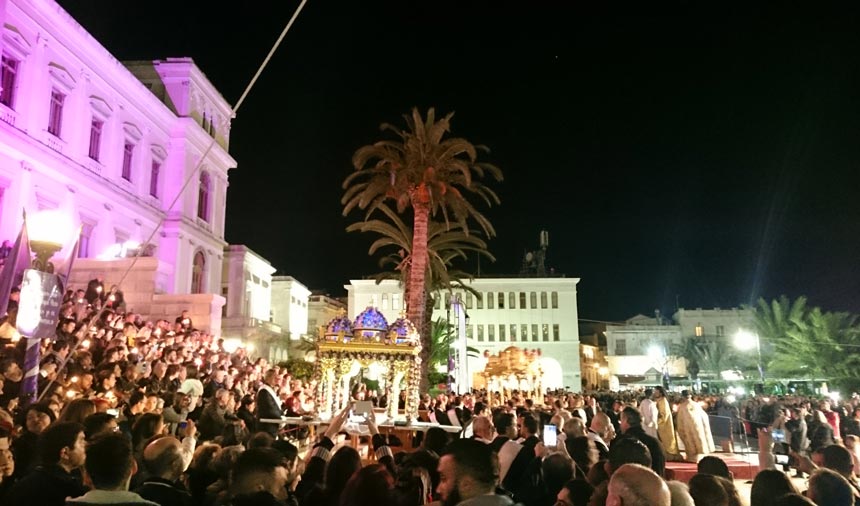 One of the three epitaphs in front of the city hall of Ermoupolis in Syros, surrounded by crowds of pilgrims.