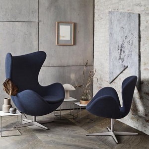 A blue Fritz Hansen Egg chair in a concrete grey nook. Talk about design envy.