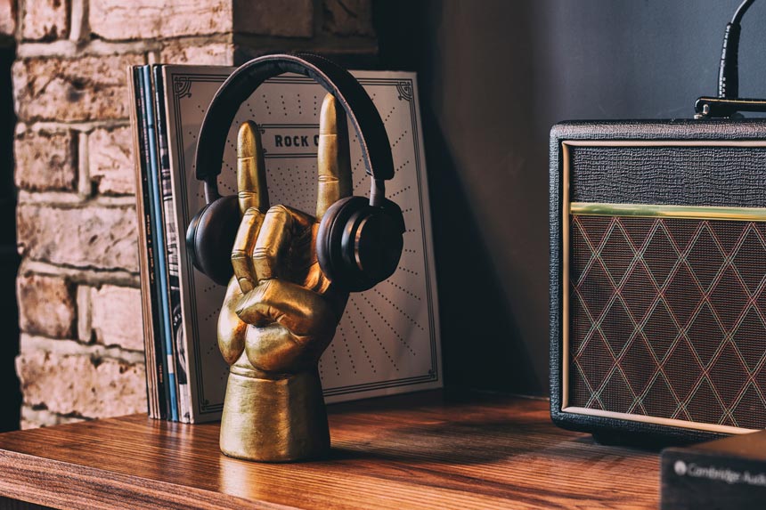 Teen bedroom decorating ideas - a headphone stand!A brass hand as a headphone stand on a bookshelf. Cool idea. Image by Animi Causa.