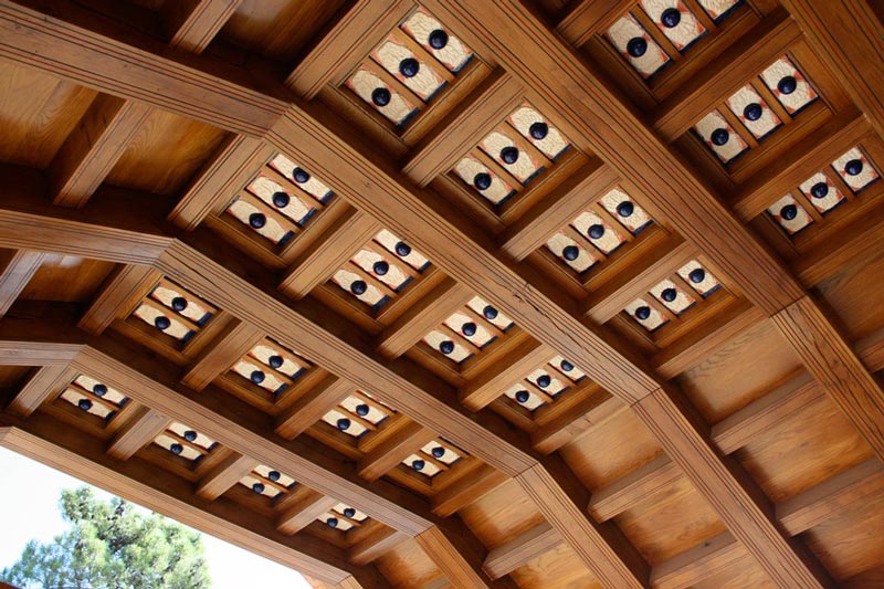 View of a timber roof over an entryway with ceramic tiles as decor. Image by G. Vega.