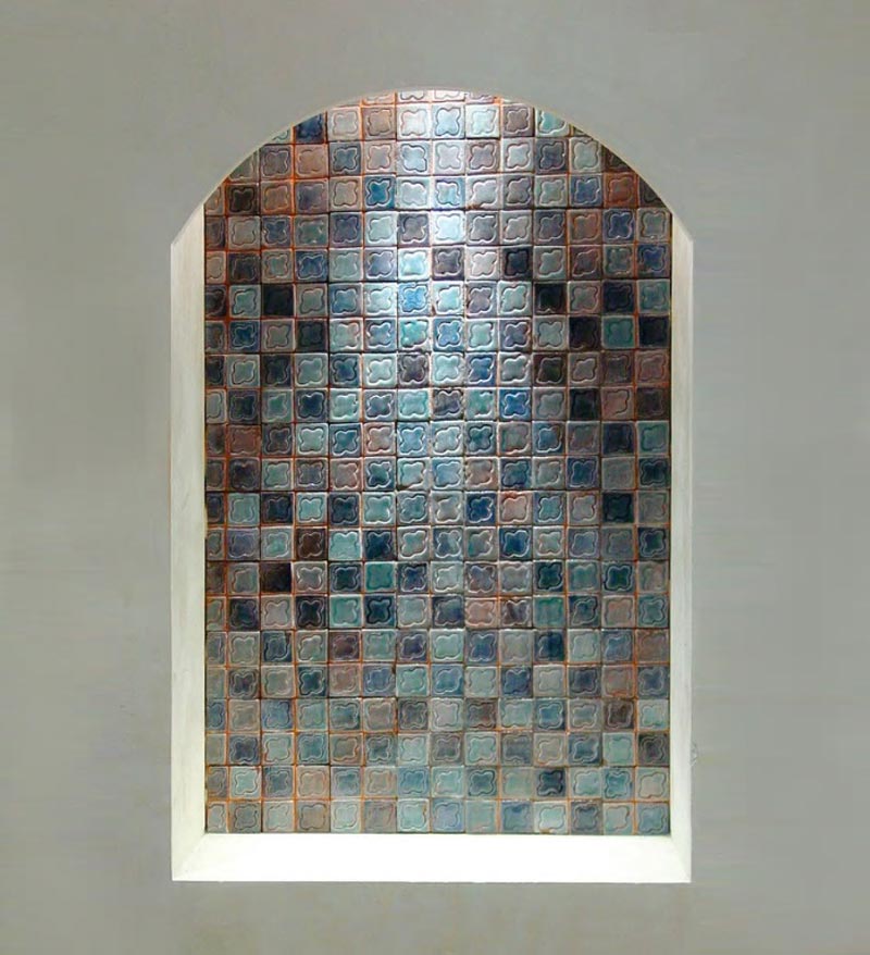 An arched niche with mosaic tiling as an accent backdrop. Image by G. Vega.