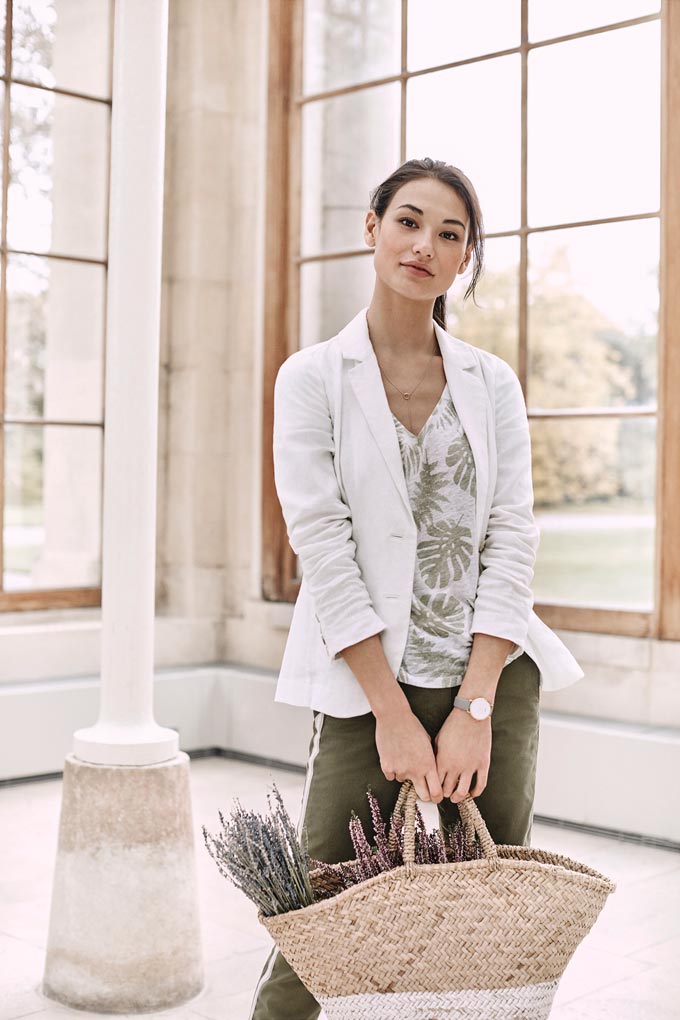 A linen blazer over linen khaki pants like these have such a beautiful organic vibe to them. Image by Pure Collection.