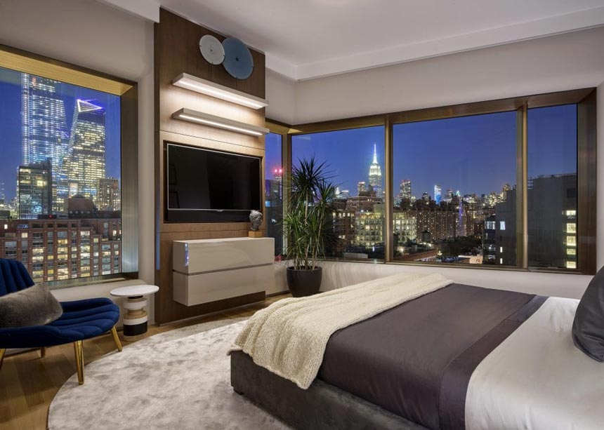 View of a stunning guest bedroom of a luxurious Upper East Side residence and an amazing city view after sunset. Image credit: ©BARRY GROSSMAN.