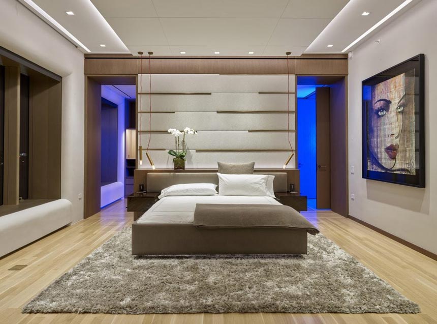 View of the master bedroom of a luxurious Upper East Side residence. Image credit: ©BARRY GROSSMAN.