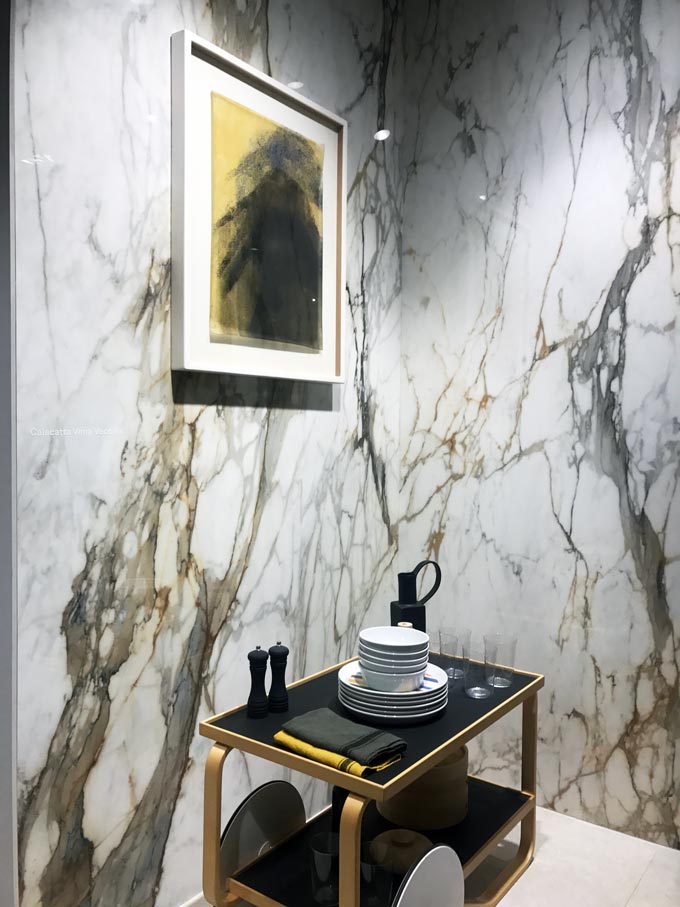 View of a corner with large format marble tiles installed during the Cersaie 2019 by Marazzi.