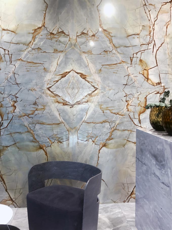 Another stunning looking large format marble tiled wall with intense veins and color shades from a trade's installation at Cersaie 2019.