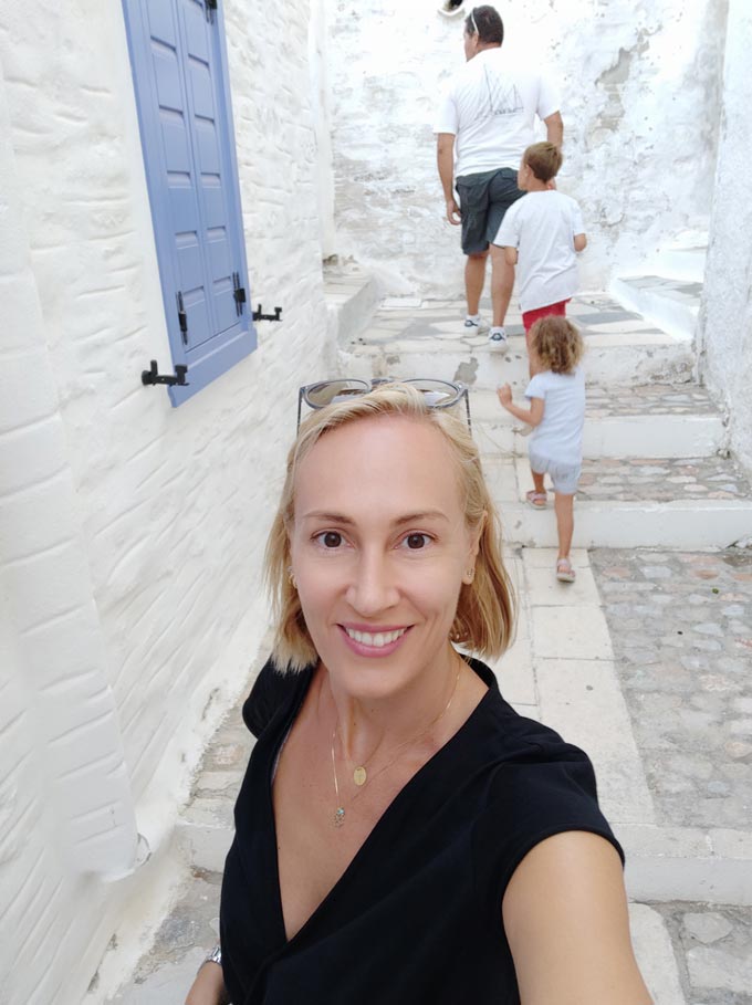 Velvet taking a selfie in a lane of Ano Syros.