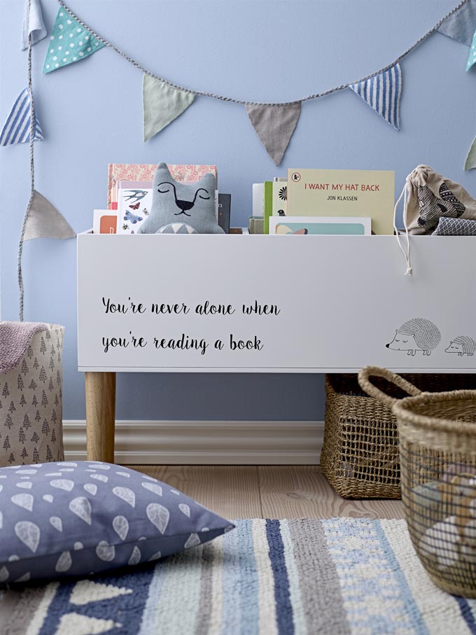 Tips for encouraging kids reading: A child's blue bedroom with a bookcase like a huge rectangular planter. Image: Einrichten-design.de