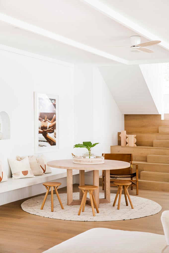 House Tour: A bright, perfectly styled dining vignette in a home with a Cycladic minimal vibe. Photo: Three Birds Renovations/Raja Homewares.
