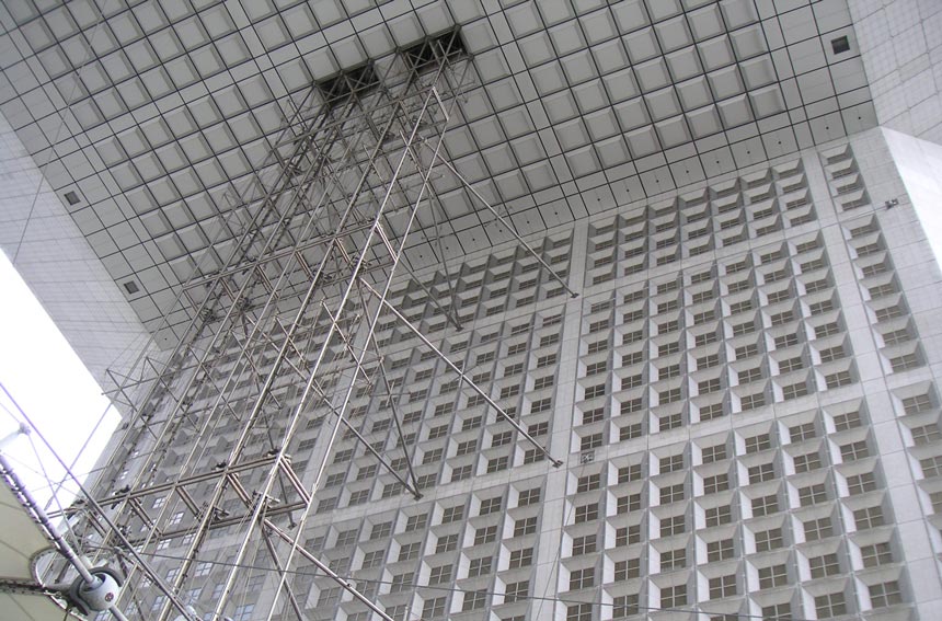 Looking up from under the cubic building of the Arche de la Defense in Paris. Image by Velvet.