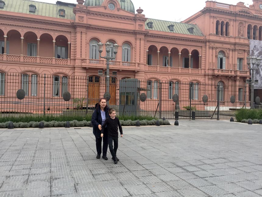 Eva and Michael standing in front of Casa Rosada in Buenos Aires.