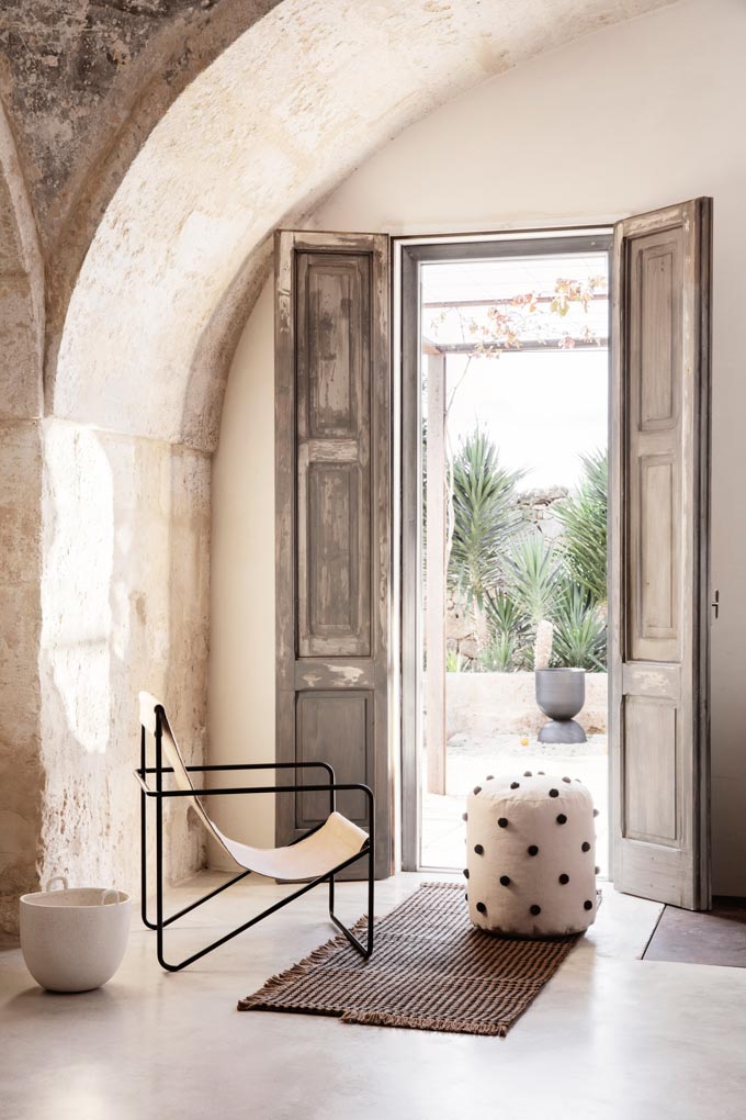 A warm minimal entryway featuring the Desert chair Loungesessel from Ferm Living. Via einrichten-design.de.
