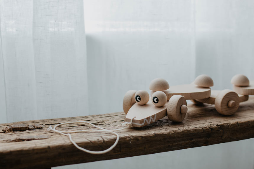 A wooden pull along crocodile for the little people in your life. Via Blue Brontide.