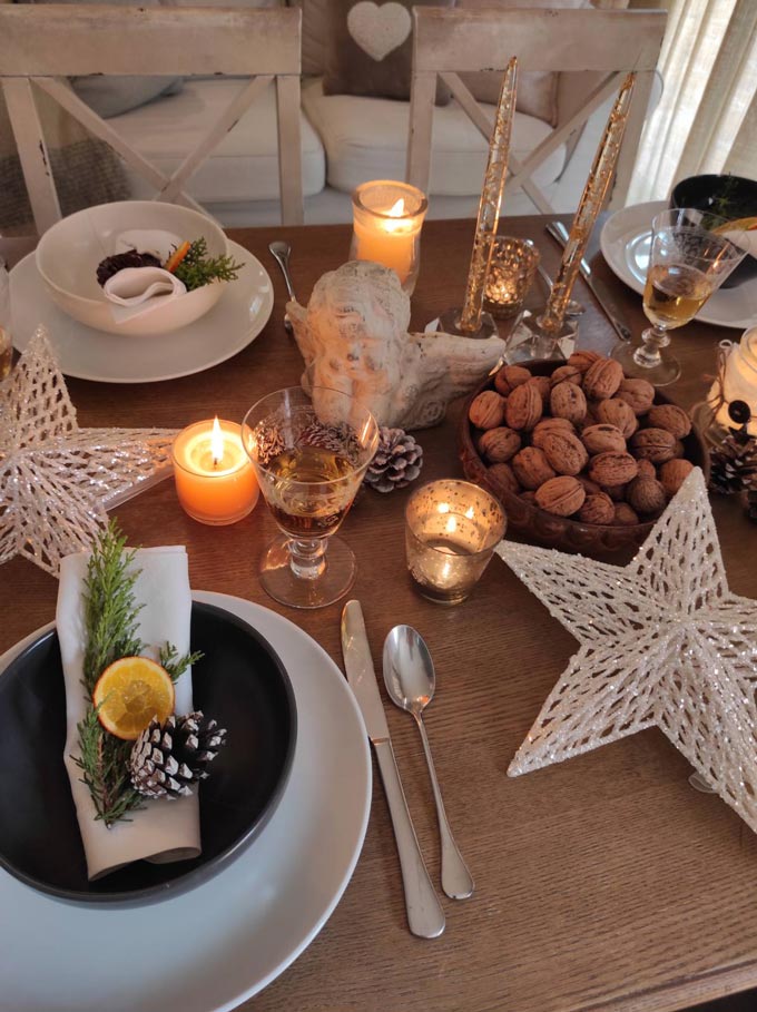 Looking with greater detail at a Christmas table setting by Elisabeth Karatzas for Te Esse by Velvet.