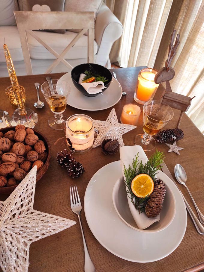 View of a hyggelig Christmas table setting with an organic vibe, created by Elisabeth Karatzas.