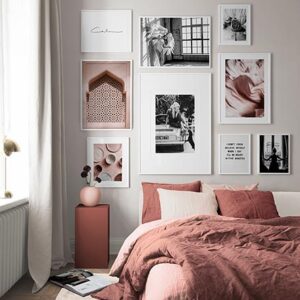 What a stylish bedroom with an art gallery wall in an earthy palette of pinks. Via Desenio.