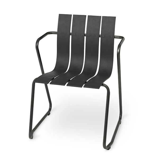 The Ocean chair by Mater, a minimalist outdoor chair, in black. Image: Mater.