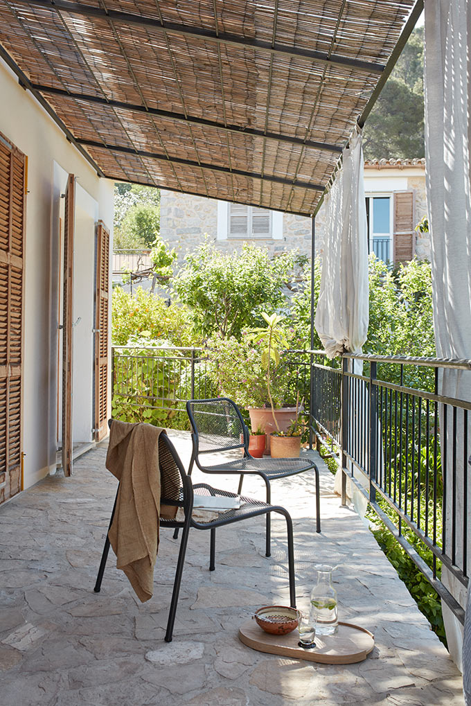 Two Mira lounge chairs featured in a balcony with a straw canopy atop. Image: Skagerak.