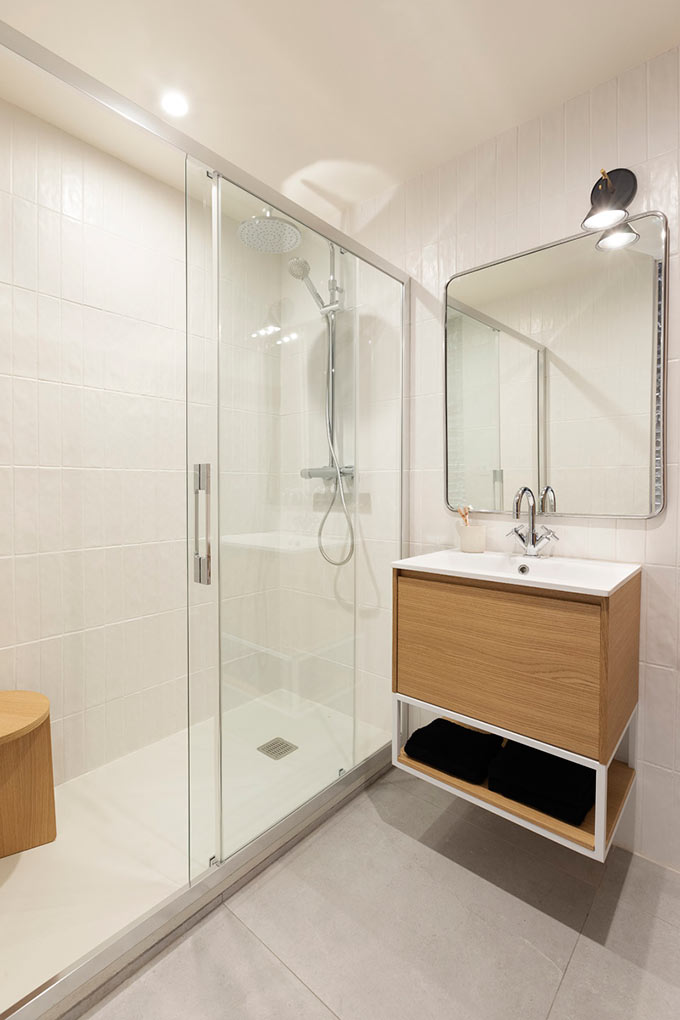 A fully equipped bathroom in a small apartment in Barcelona with a walk in shower. Image: Elton Rocha for CULTO.