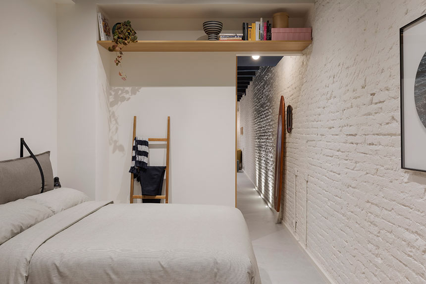 A small but stylish minimal bedroom. Image: Elton Rocha for Culto.