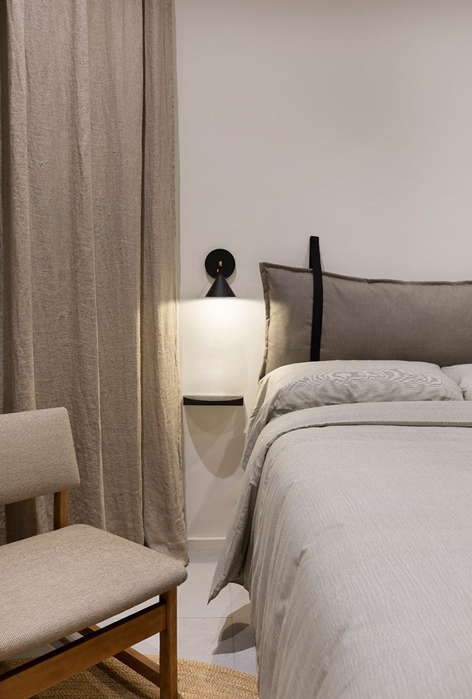 A closer look at the linen textiles used in a small bedroom somewhere in Barcelona. Image: Elton Rocha for Culto.