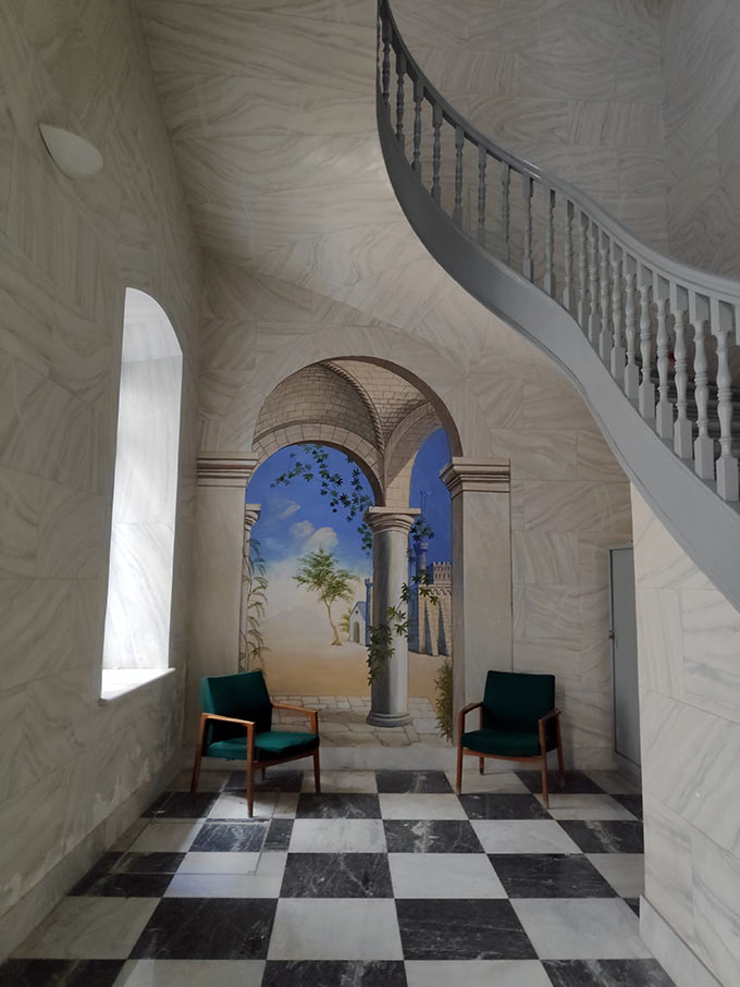 Partial view of a stairwell at ground floor with Venetian stucco plastered walls. Image: Velvet Karatzas.