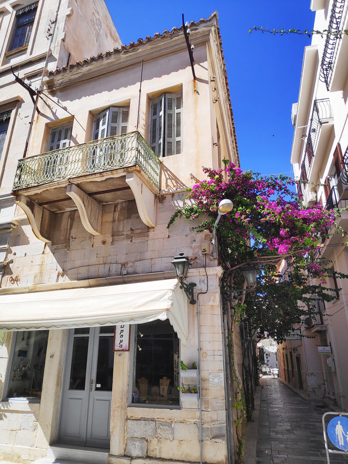 View of a street alley at the center of Hermoupolis in Syros. Image: Velvet Karatzas.