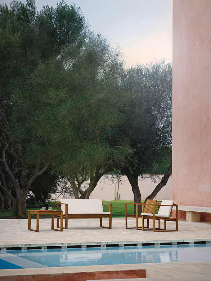 The Carl Hansen BK11 outdoor chair in a setup besides a pool. Image: Nest.co.uk.
