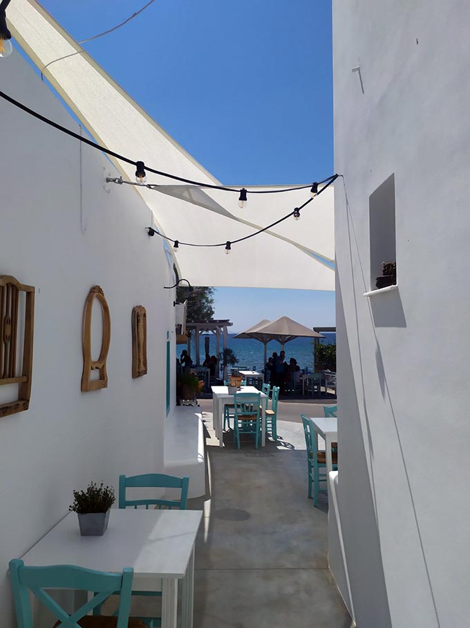 A small alley between two taverna shops at Kini.