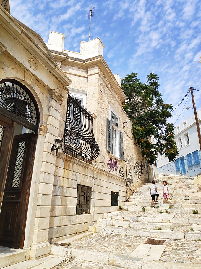 A stair alley in Hermoupolis near its University.