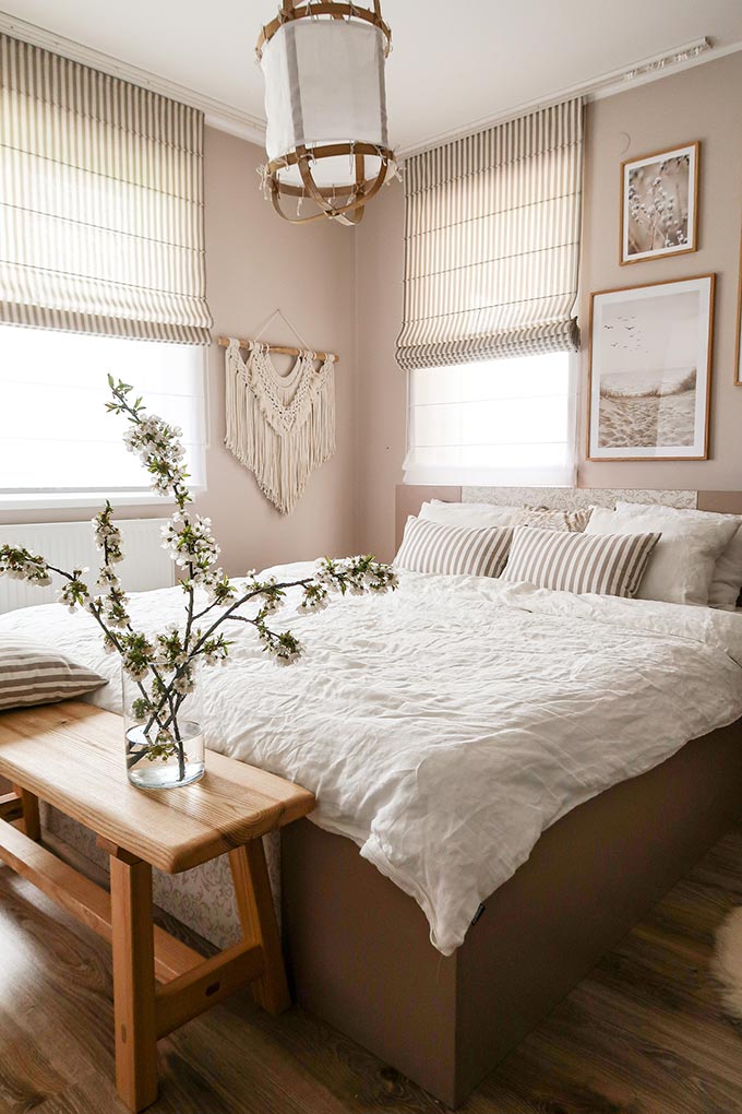 A bright beige bedroom with a boho vibe. Via Dekoria GmbH.