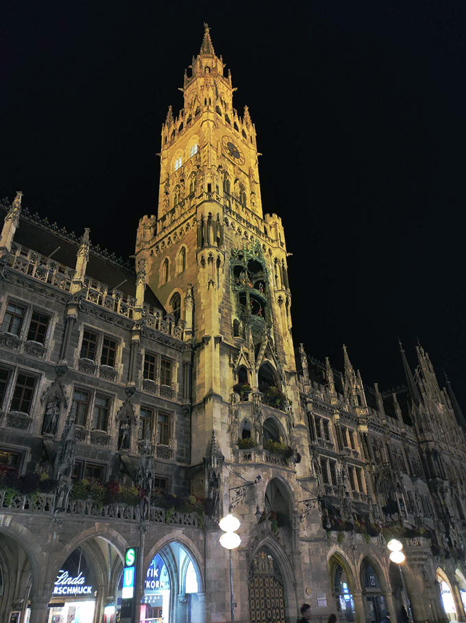 The Neues Rathaus in Munich during the nighttime.
