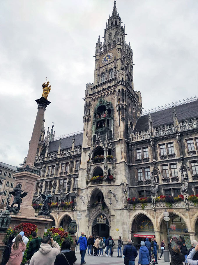 The Neues Rathaus in Munich during the daytime.