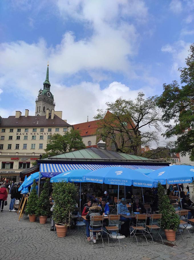 Stands and outdoor dining seating at the Viktualienmarkt in Munich.