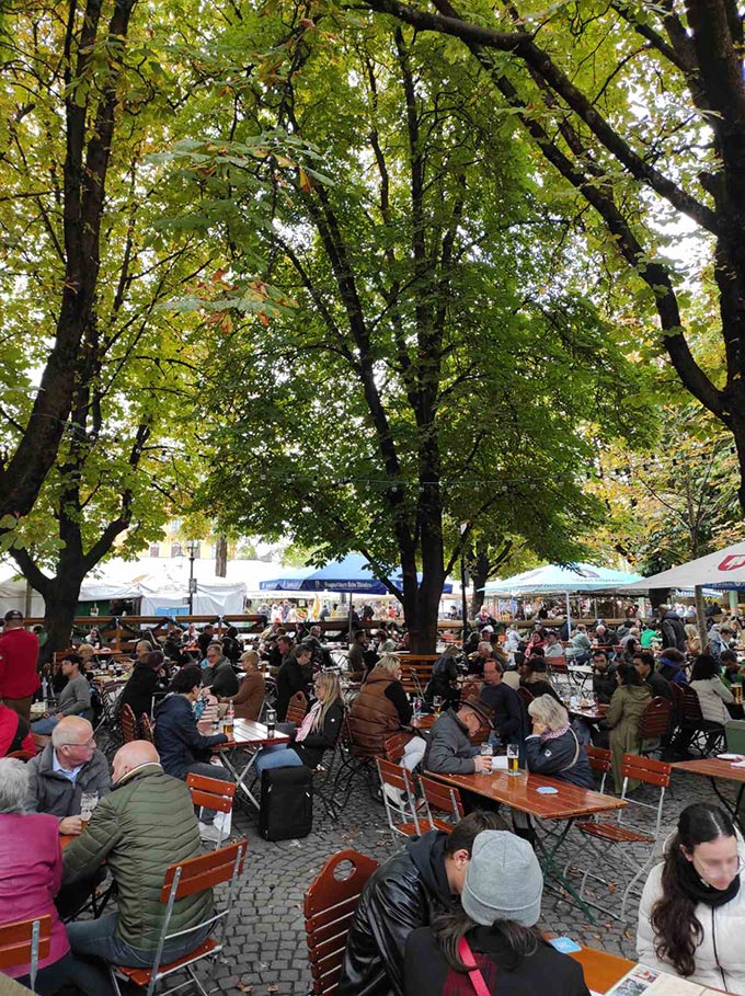 Outdoor dining at the Viktualienmarkt in Munich.