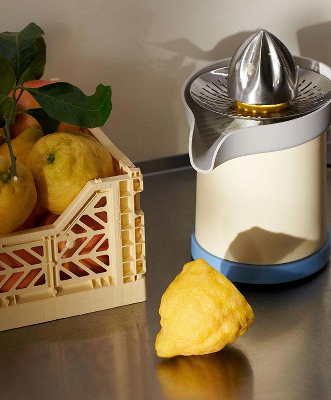 A lifestyle image of the Sowden citrus juicer. Image: Nest.co.uk.