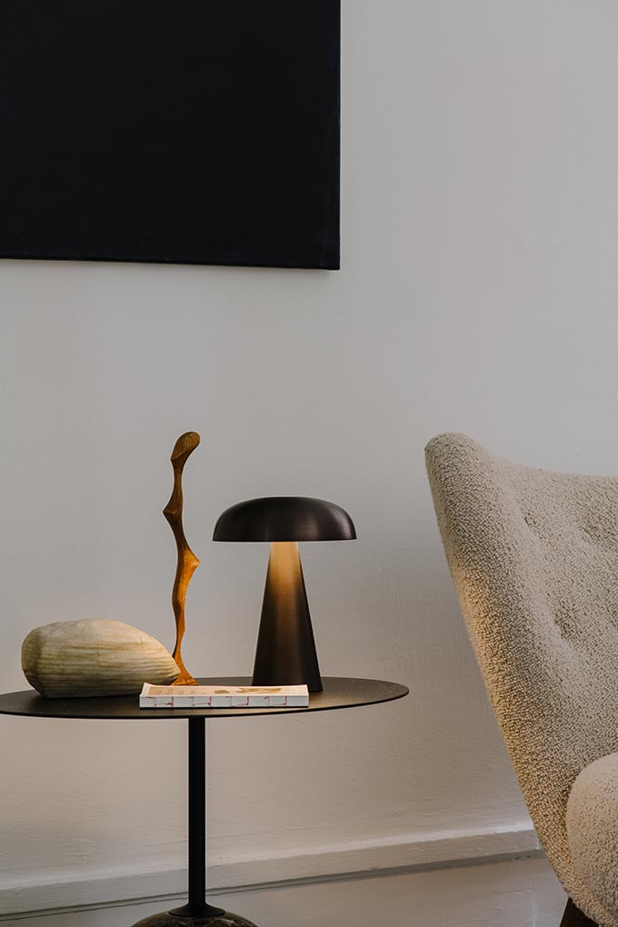 The mushroom table lamp Como SC53 featured on a round side table. Image: &Tradition.